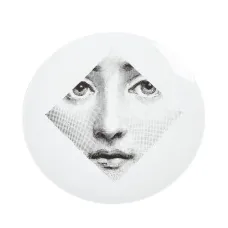 Тарелка с серым принтом