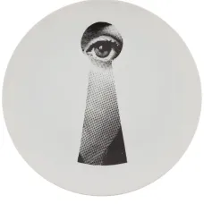 Тарелка с черным принтом