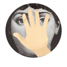 Тарелка с золотистой рукой