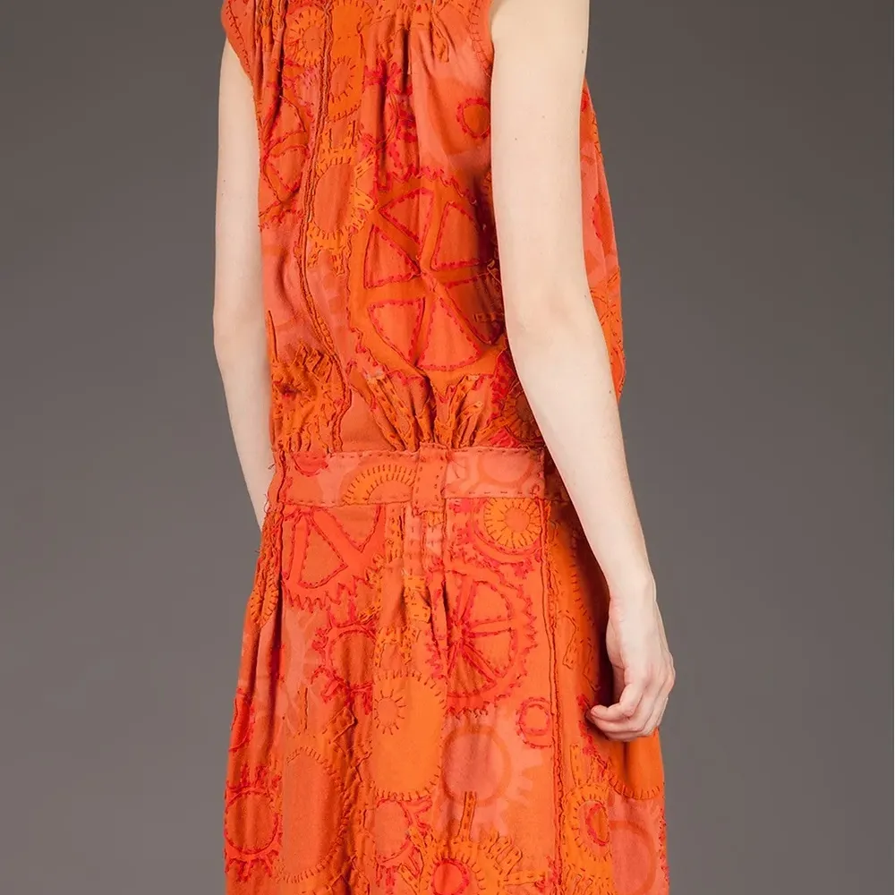 платье с запахом и узорной вышивкой