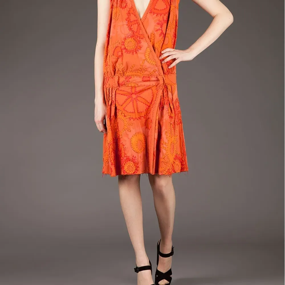 платье с запахом и узорной вышивкой