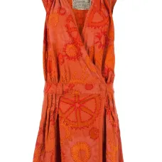 платье с запахом и узорной вышивкой