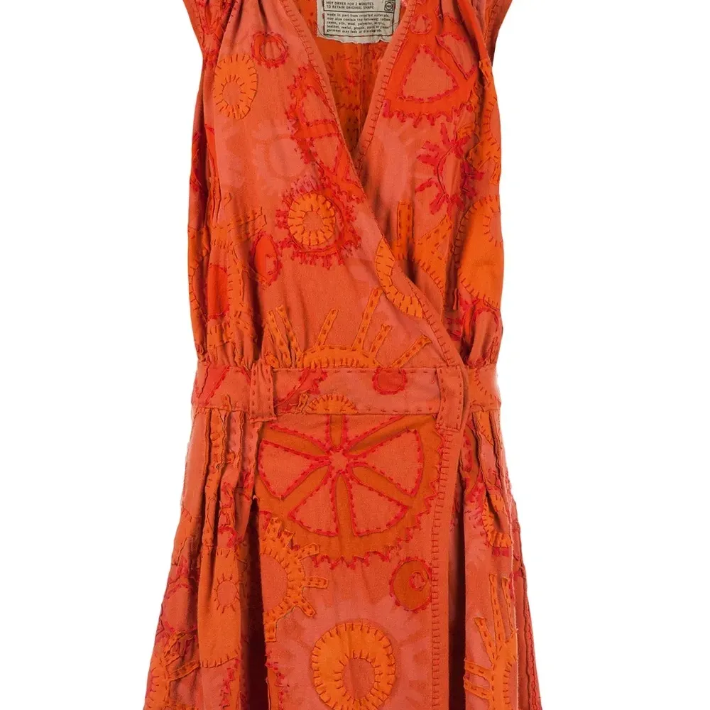 платье с запахом и узорной вышивкой