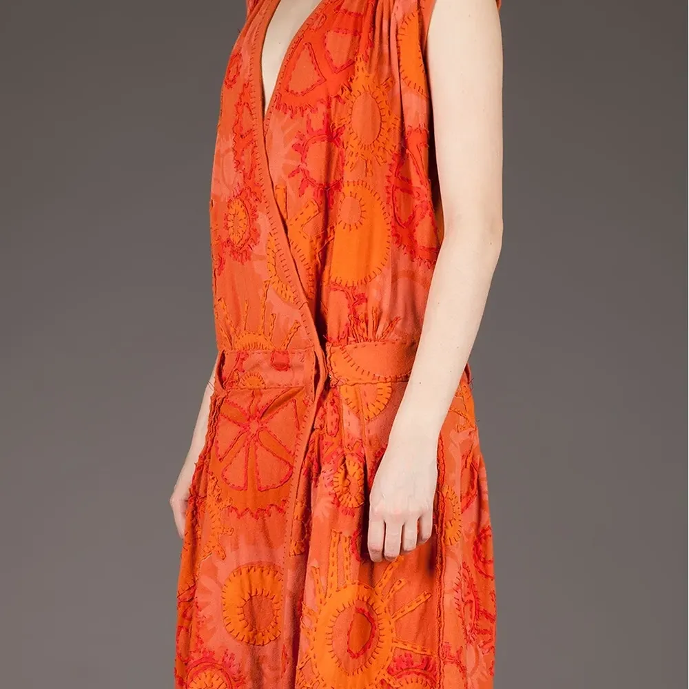 платье с запахом и узорной вышивкой