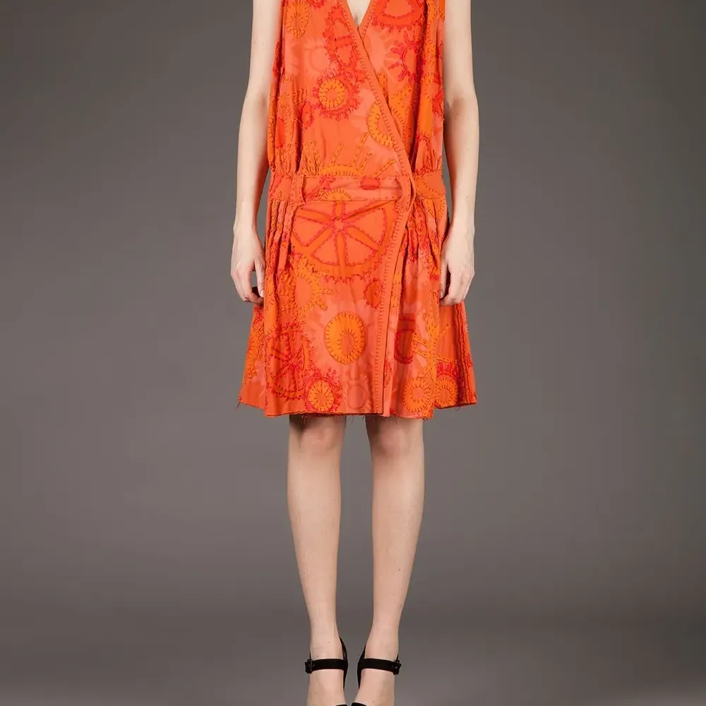 платье с запахом и узорной вышивкой