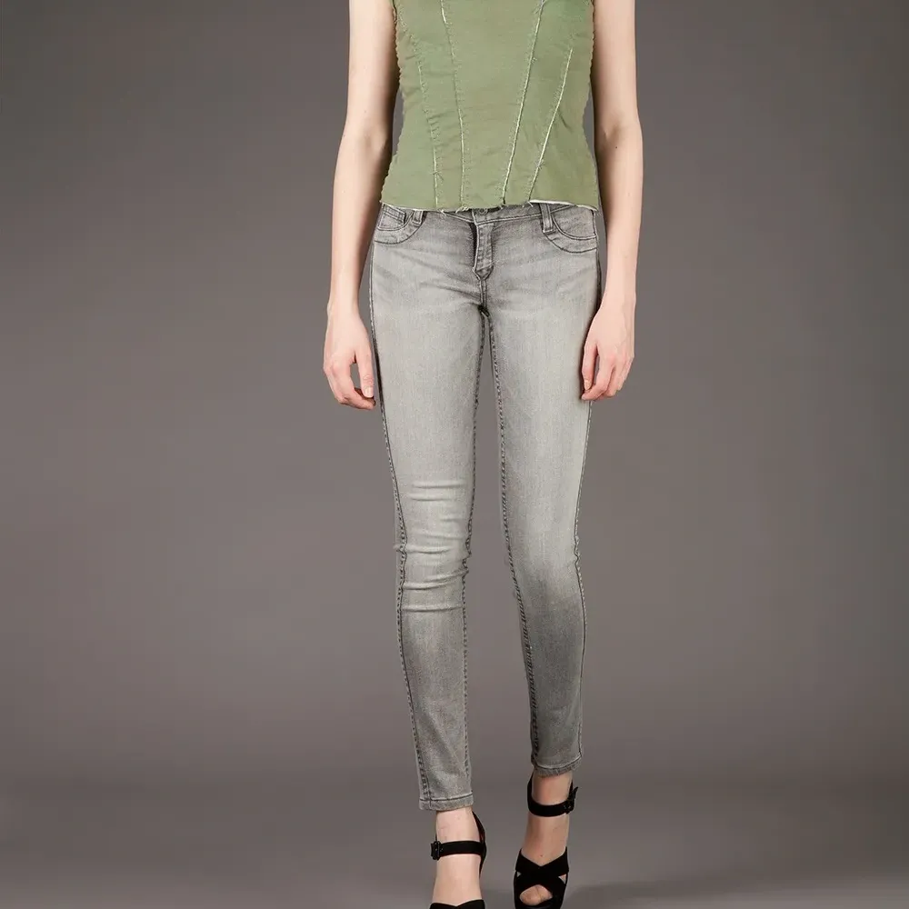 майка с прошитыми деталями