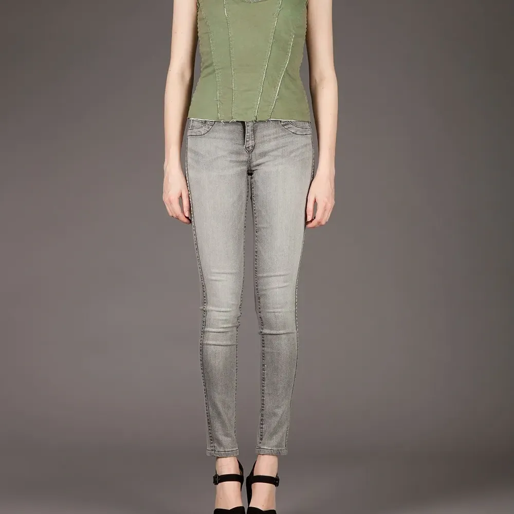 майка с прошитыми деталями