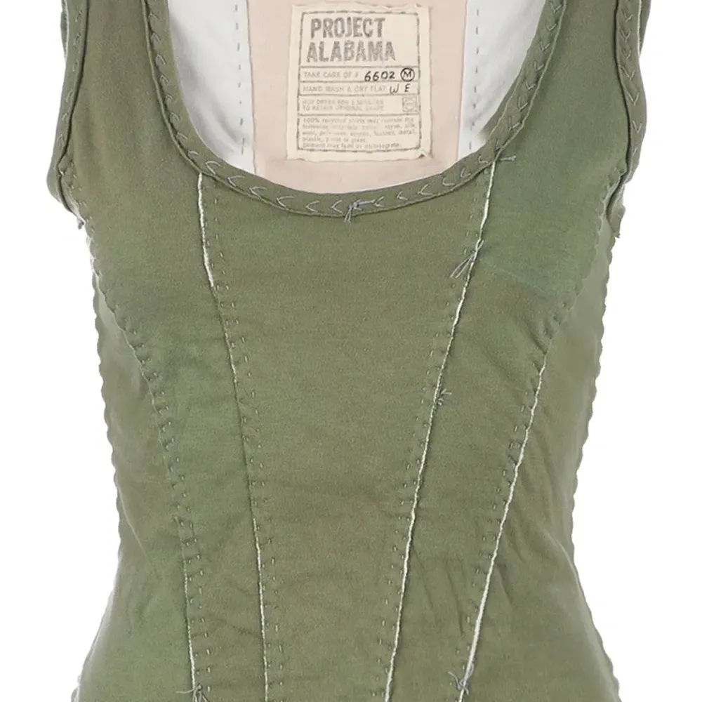 майка с прошитыми деталями