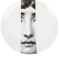 Тарелка с черным принтом