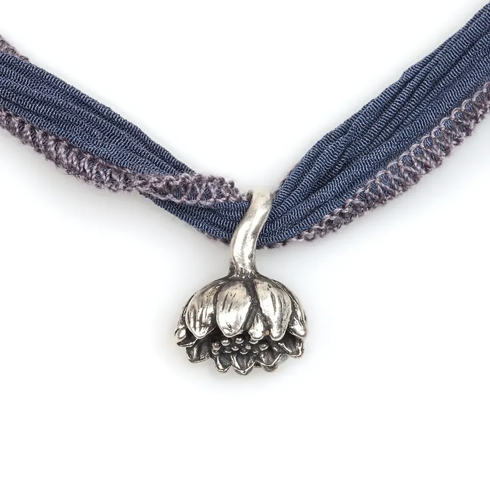 Подвеска на синей ленте 'Lotus'