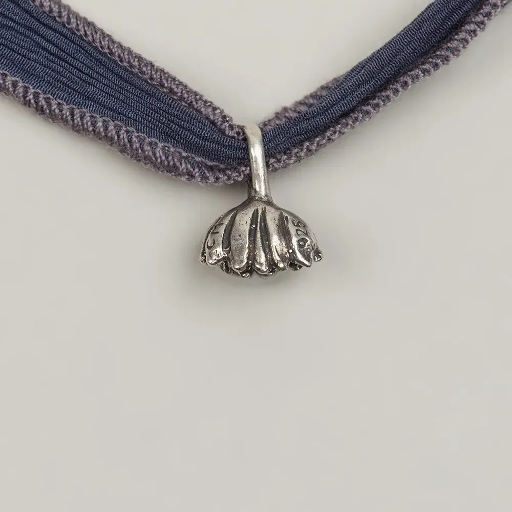 Подвеска на синей ленте 'Lotus'