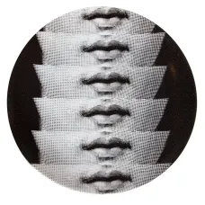 Тарелка с изображением губ