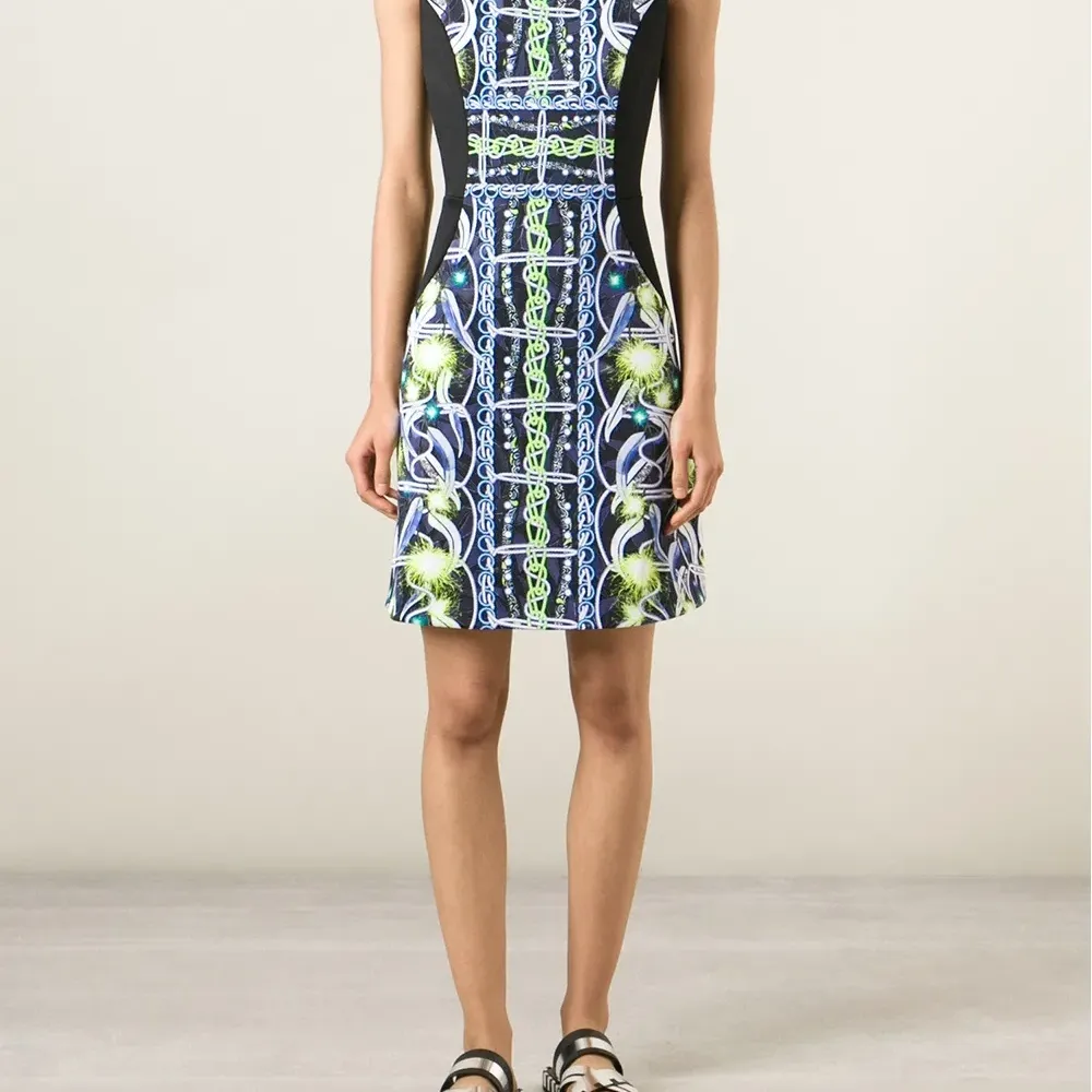 Платье в абстрактный принт