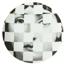 Тарелка с клетчатым рисунком лица