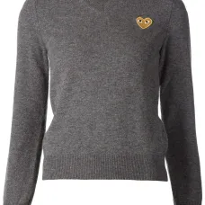 Свитер с вышивкой сердца