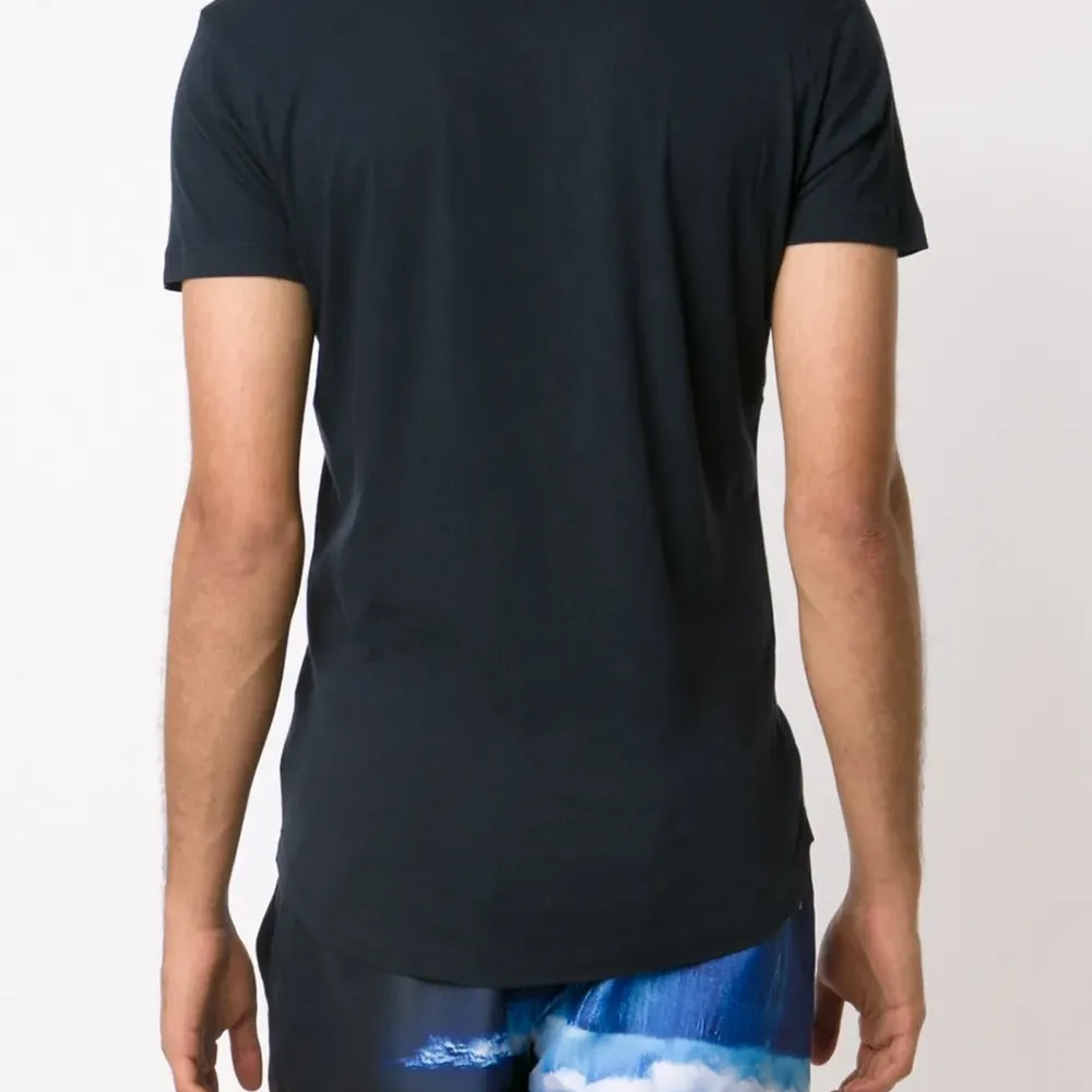 Футболка с  V-образным вырезом