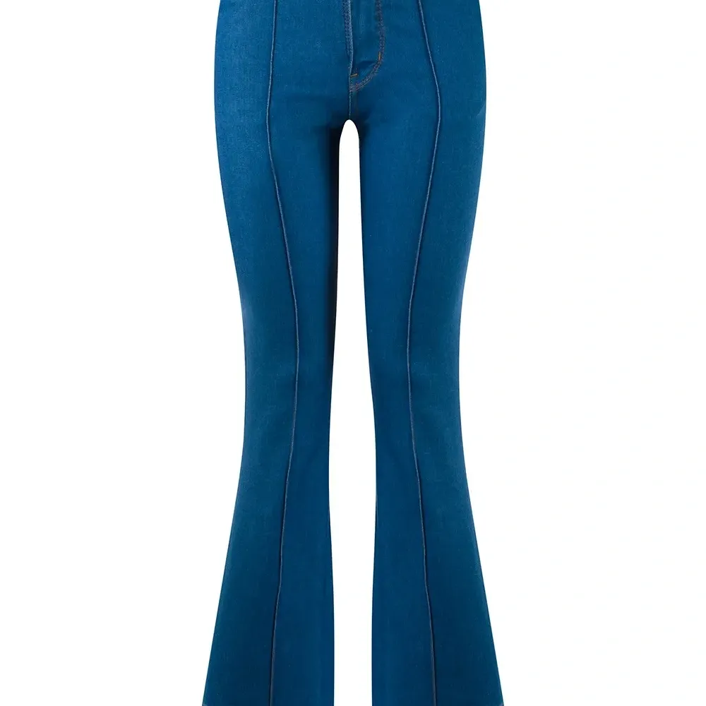 Расклешенные джинсы с завышенной талией