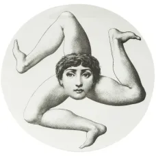 Тарелка с принтом трехногой фигуры