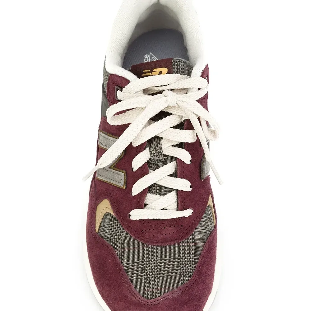 Кроссовки с панельным дизайном