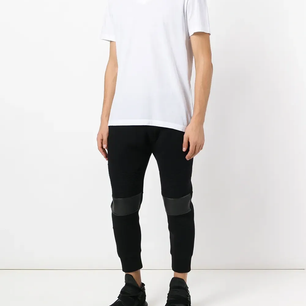 Футболка с V-образным вырезом