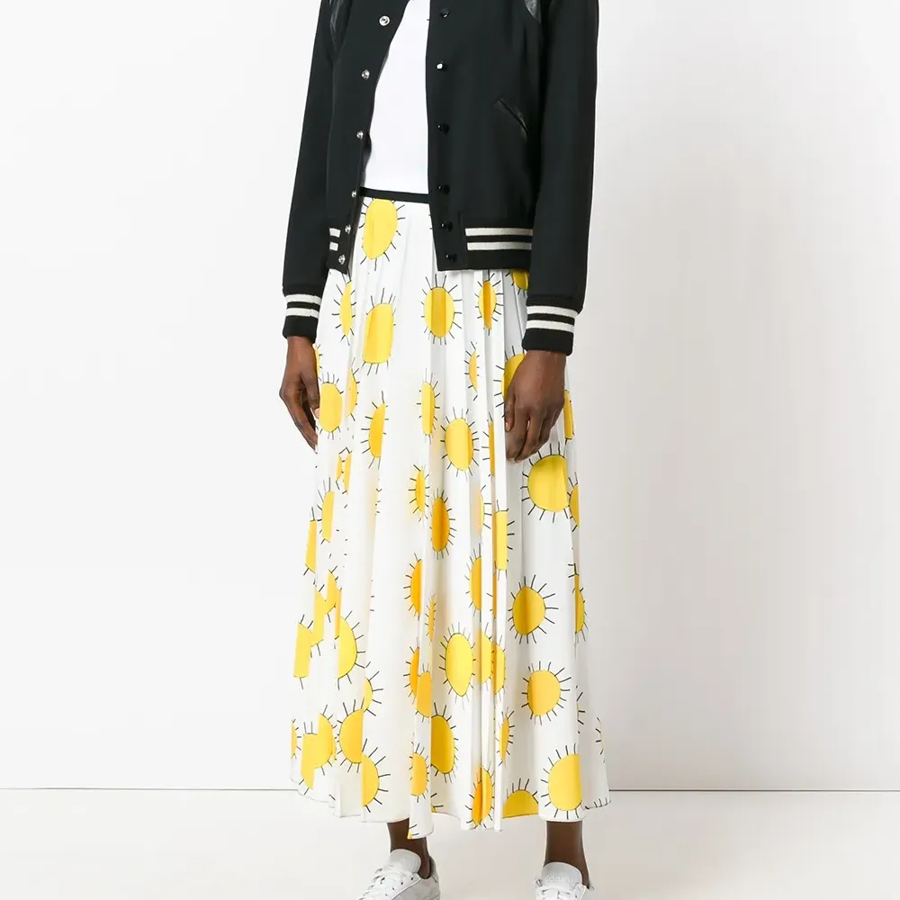 Футболка с вышитым солнцем