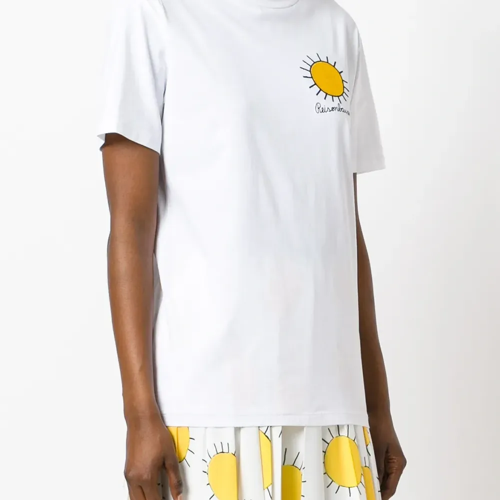 Футболка с вышитым солнцем