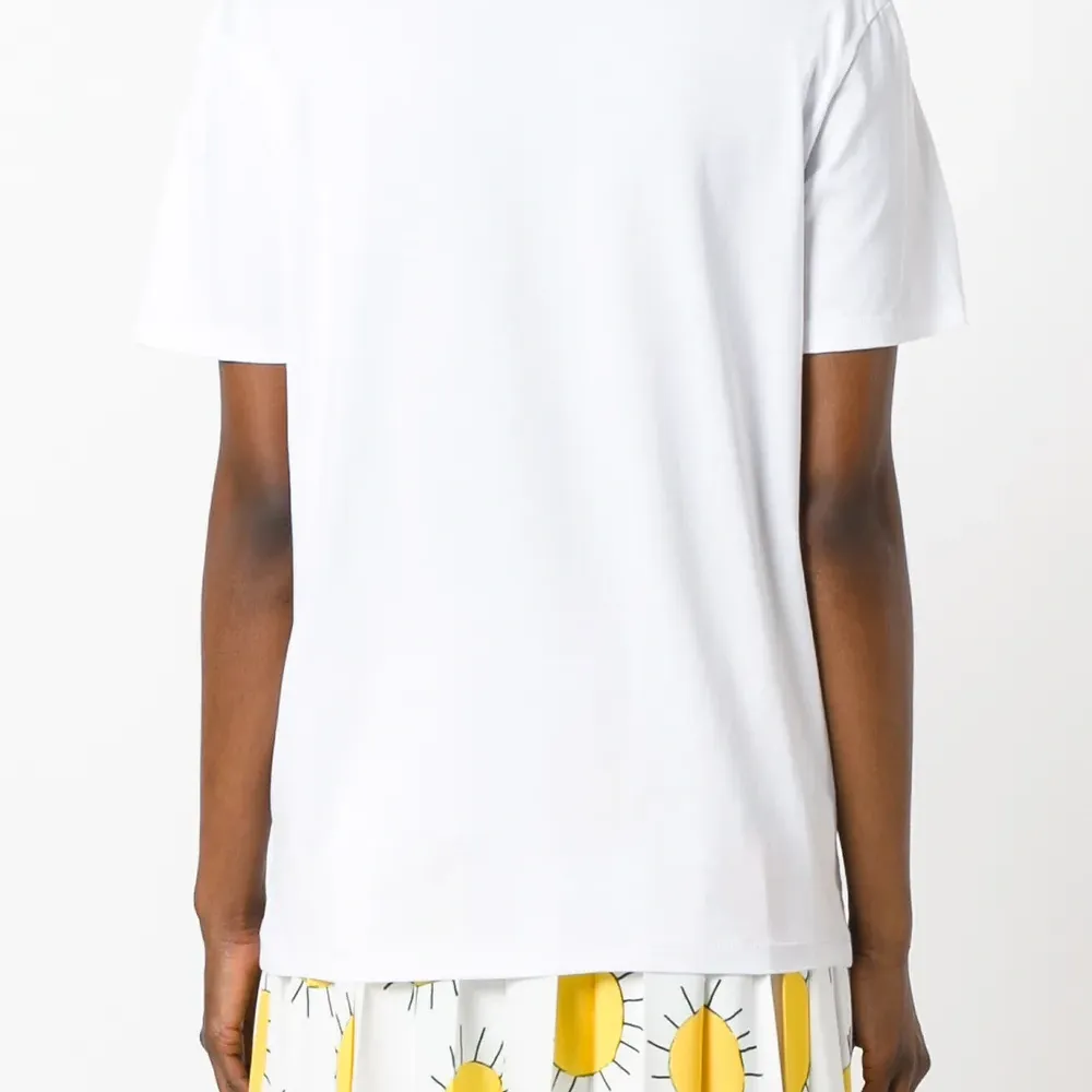 Футболка с вышитым солнцем