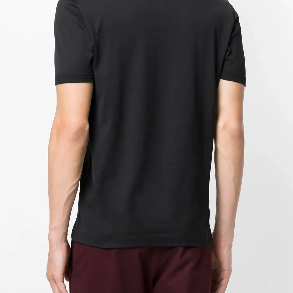 Футболка с V-образным воротником