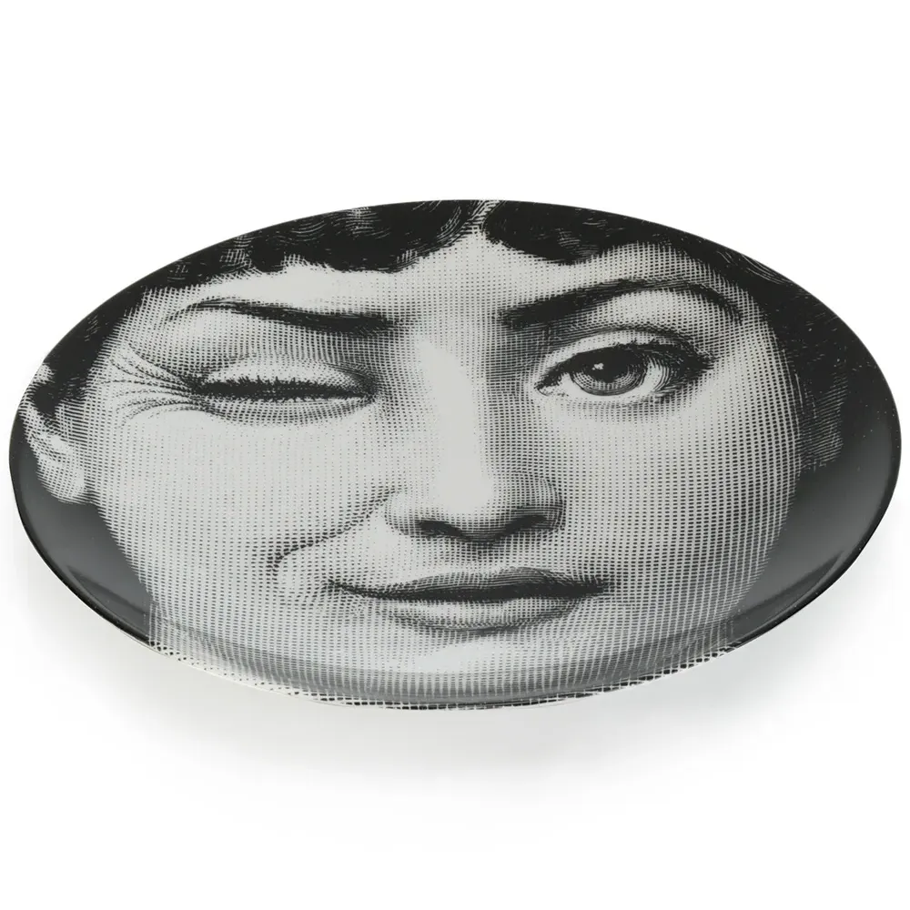 Тарелка с изображением подмигивающей женщины