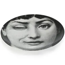 Тарелка с изображением подмигивающей женщины