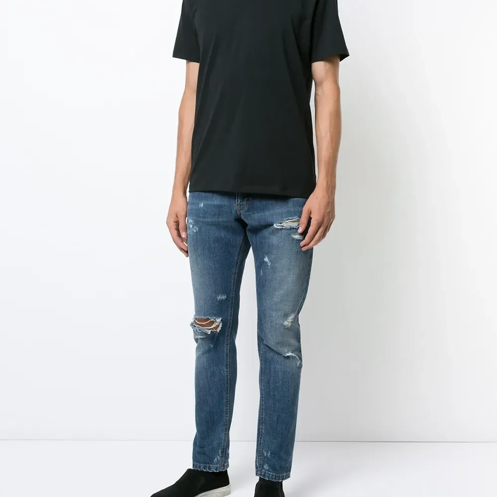 Футболка с V-образным вырезом