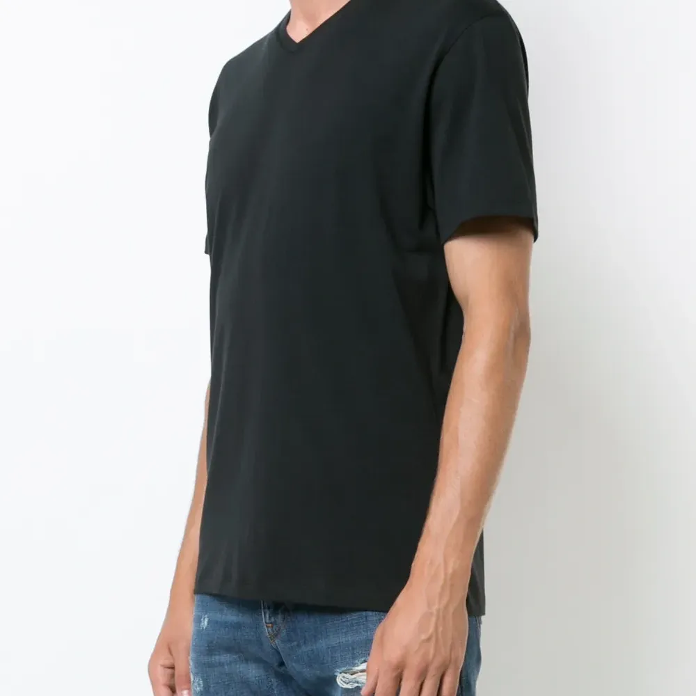 Футболка с V-образным вырезом