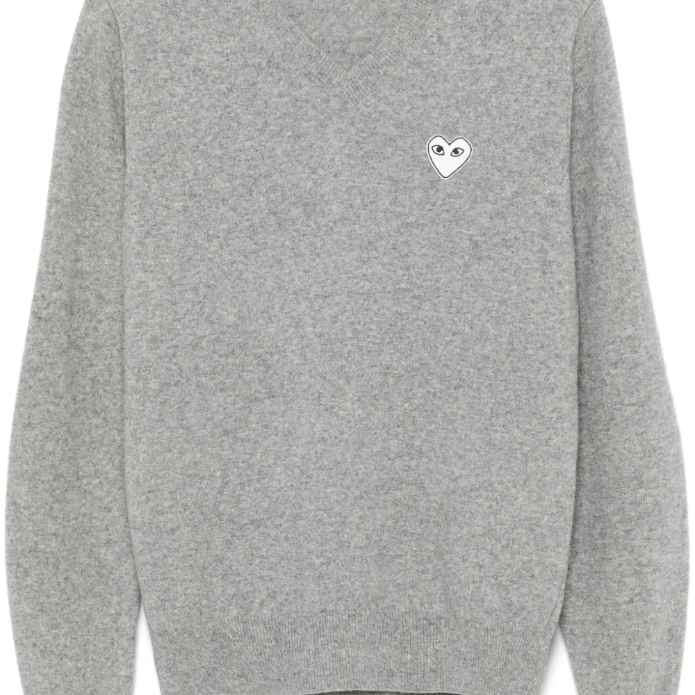 Пуловер с V-образным вырезом и вышивкой сердца
