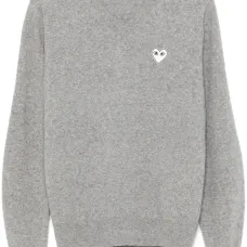Пуловер с V-образным вырезом и вышивкой сердца