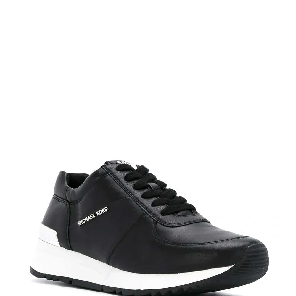 Кроссовки на шнуровке с логотипом