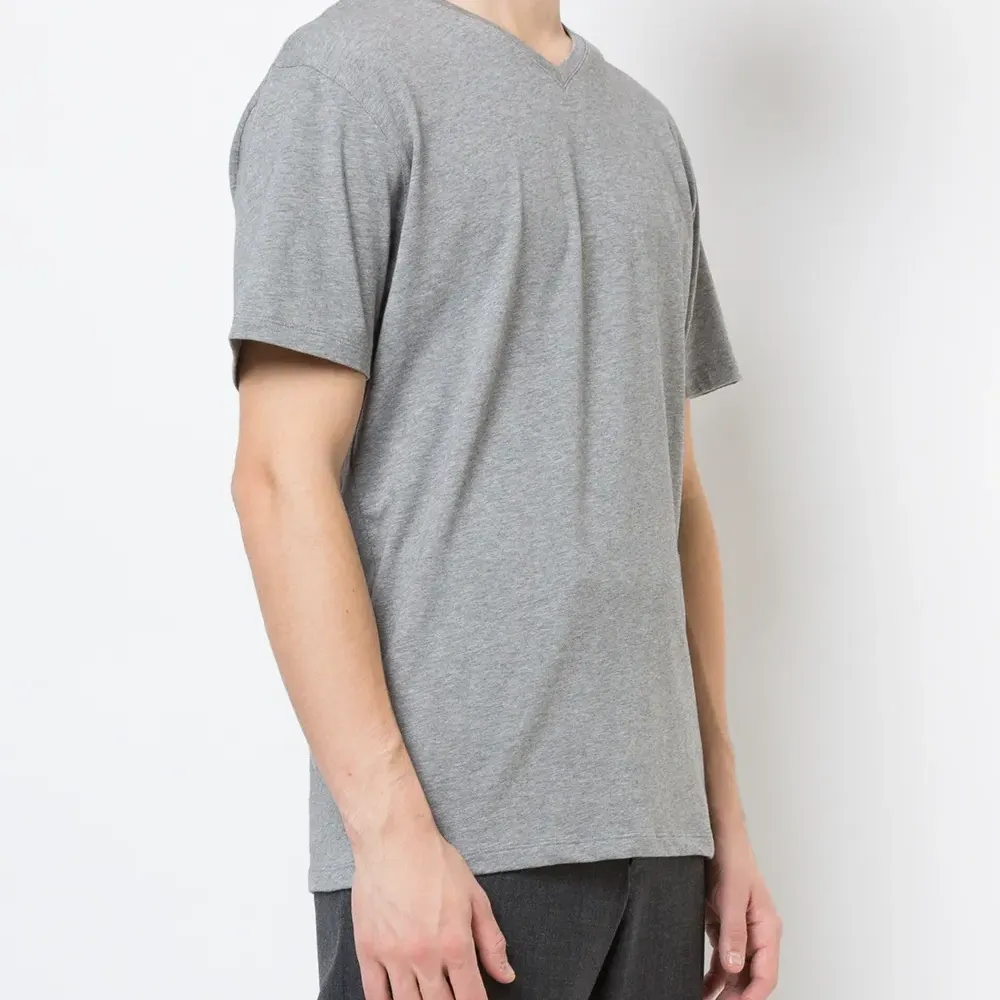 Футболка с V-образным вырезом