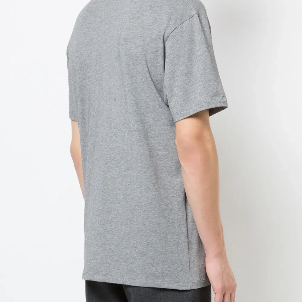 Футболка с V-образным вырезом