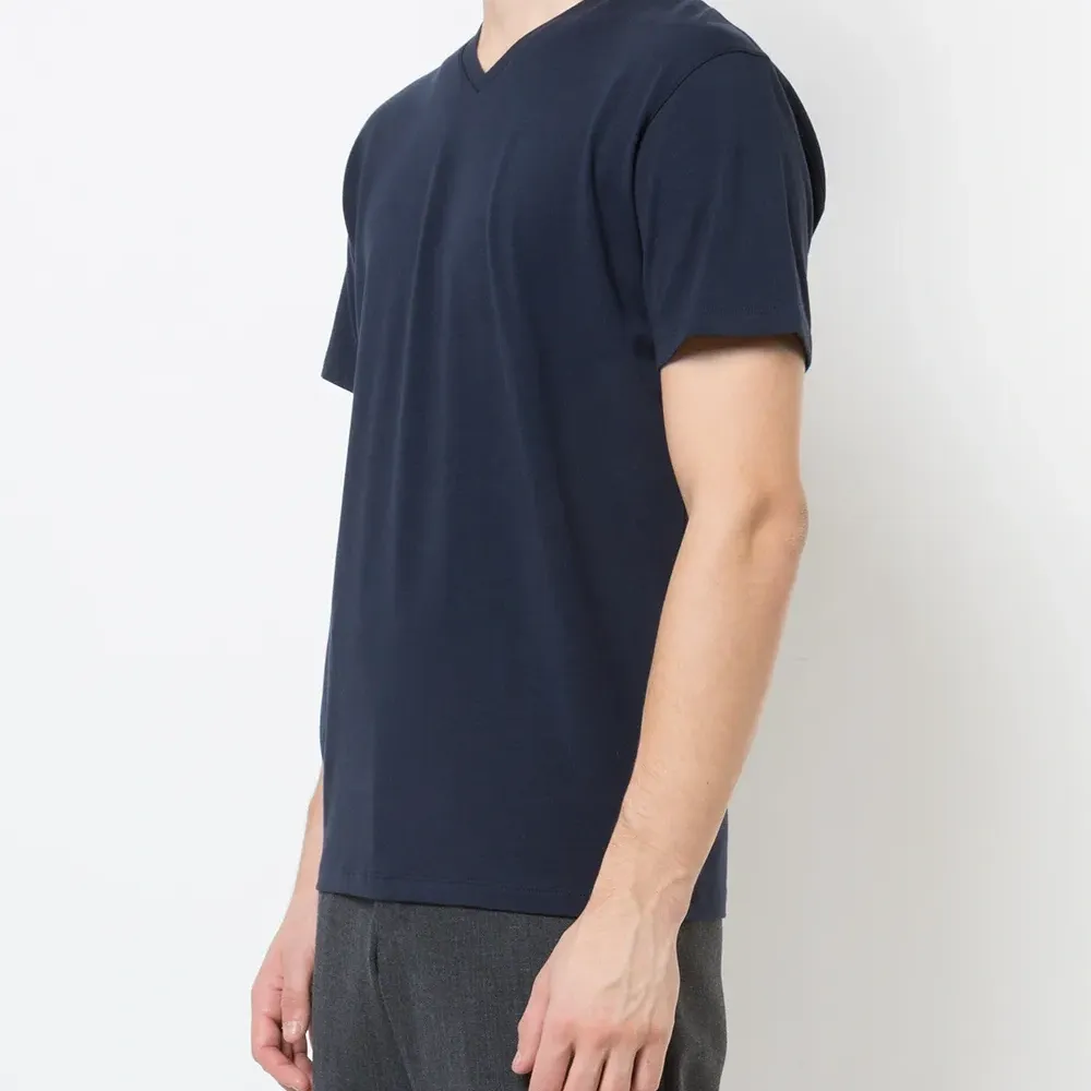 Футболка с V-образным вырезом