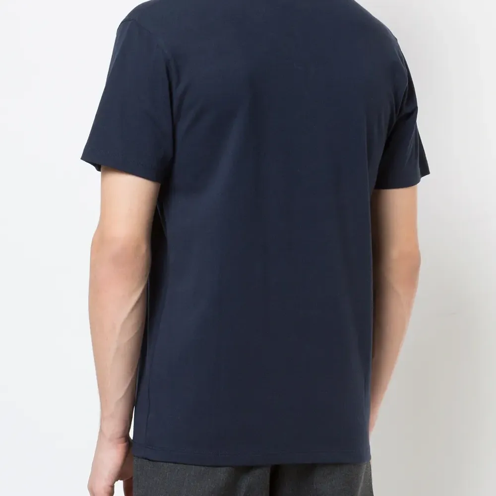 Футболка с V-образным вырезом