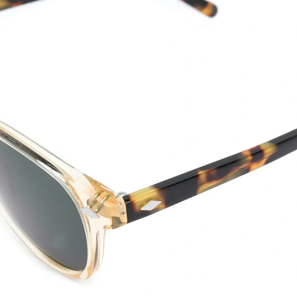 Квадратные солнцезащитные очки с затемненными линзами