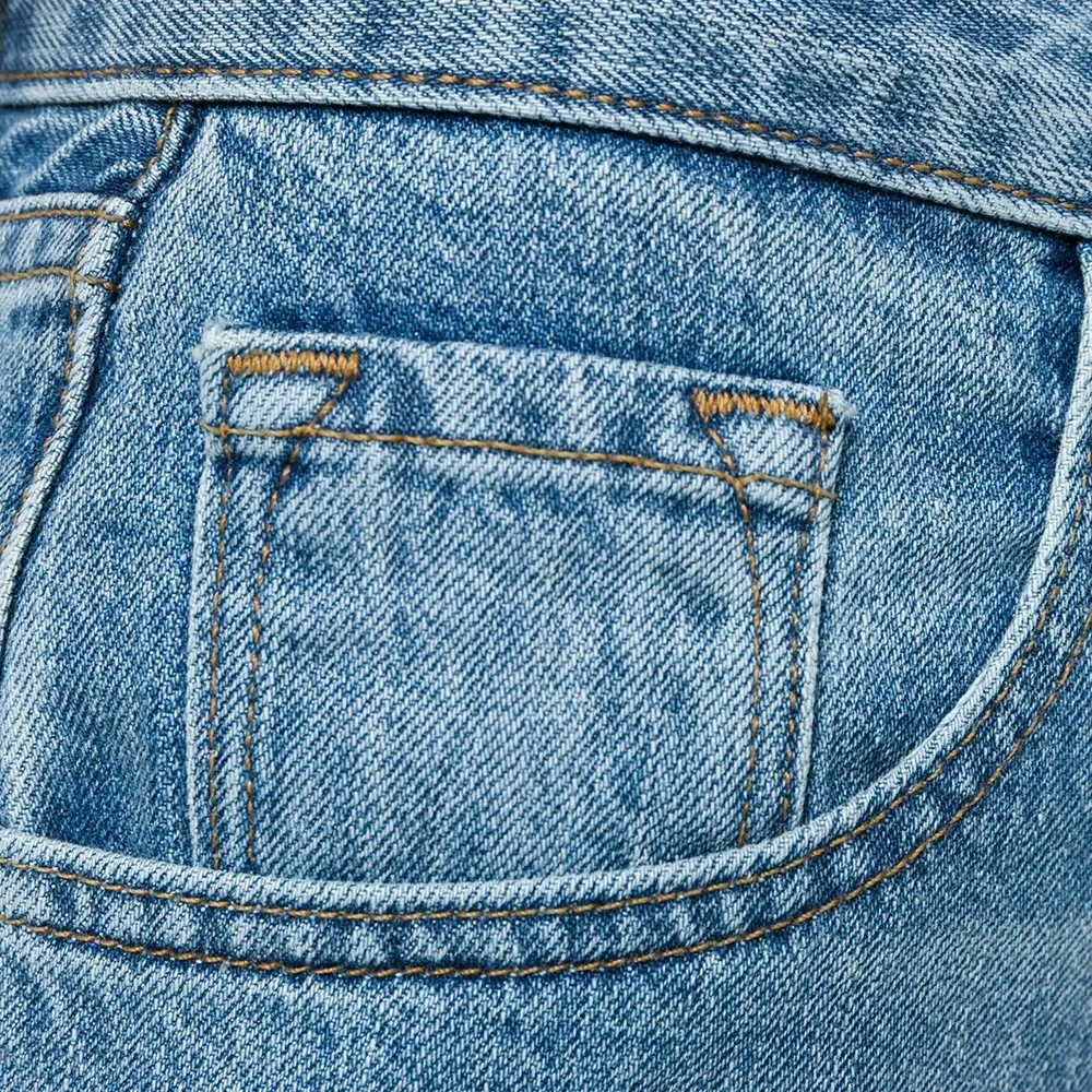 Укороченные асимметричные джинсы