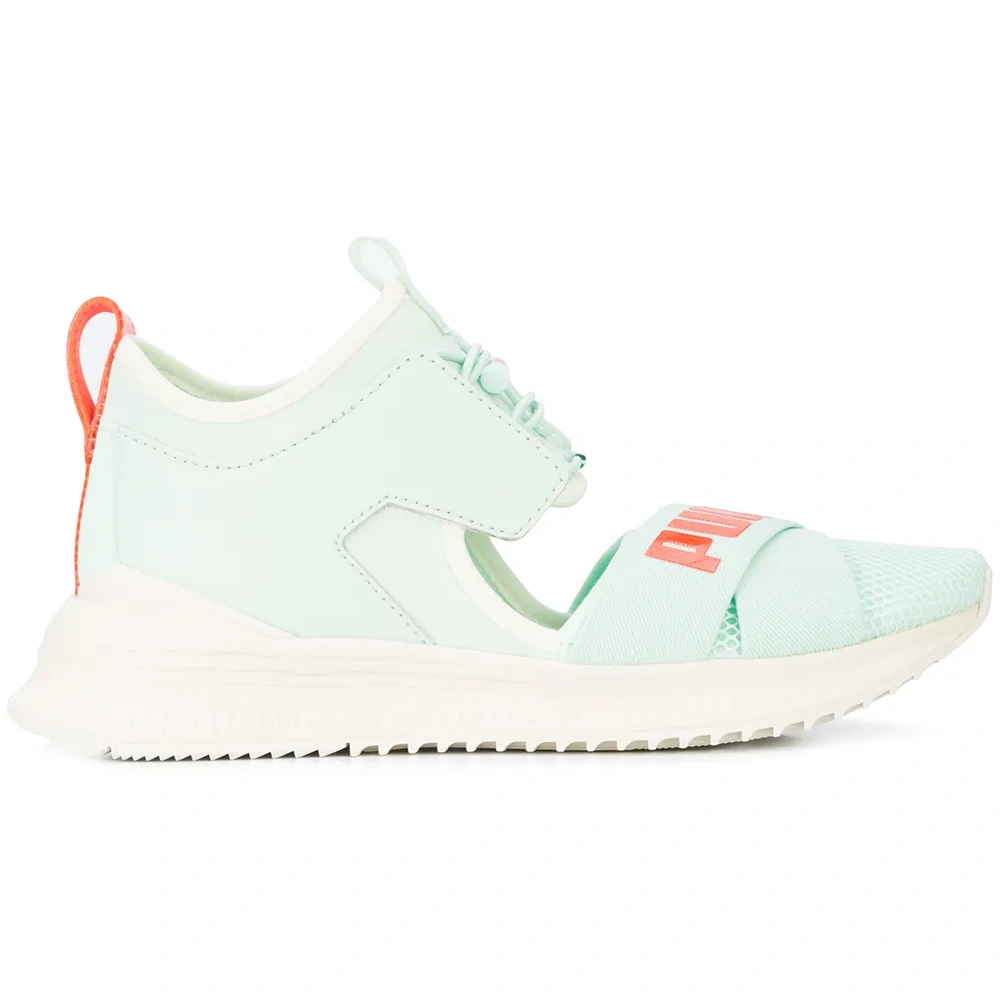 Кроссовки на шнуровке с вырезом