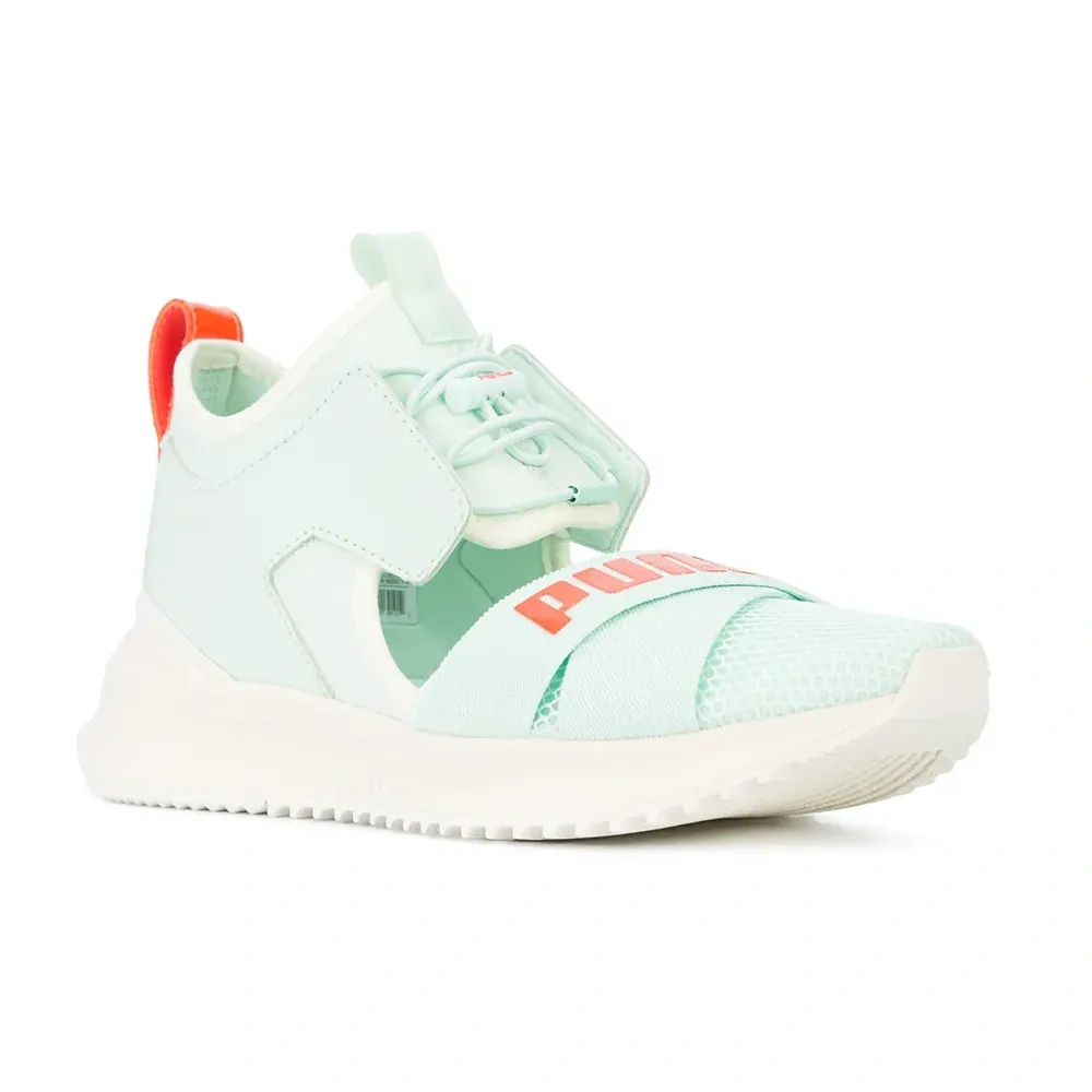 Кроссовки на шнуровке с вырезом