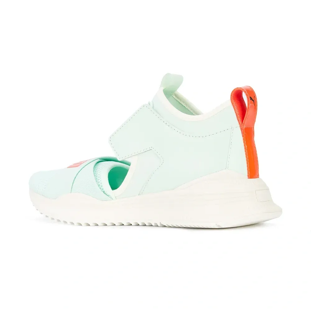 Кроссовки на шнуровке с вырезом