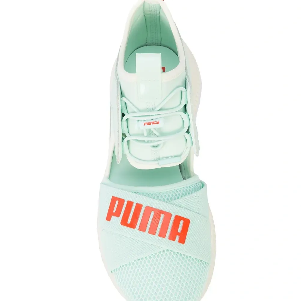 Кроссовки на шнуровке с вырезом