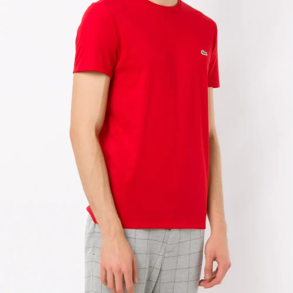 Футболка с вышитым логотипом