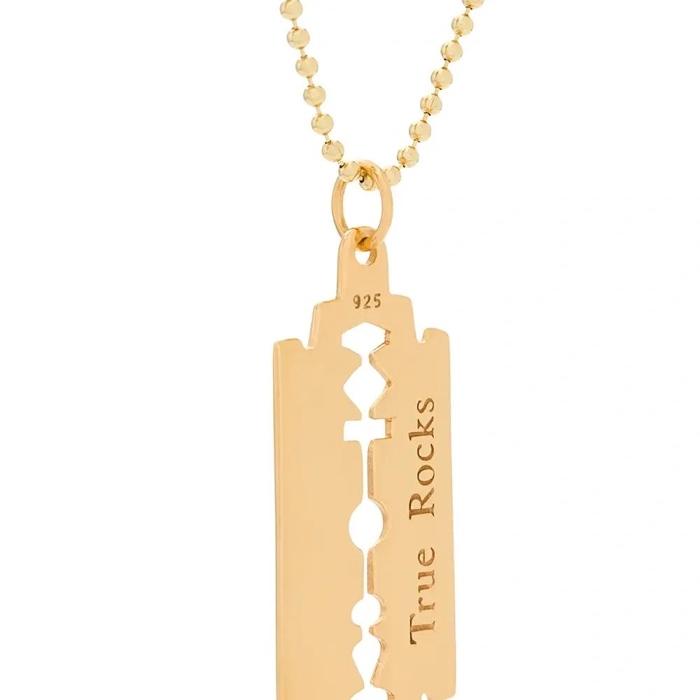 Колье с подвеской в виде лезвия