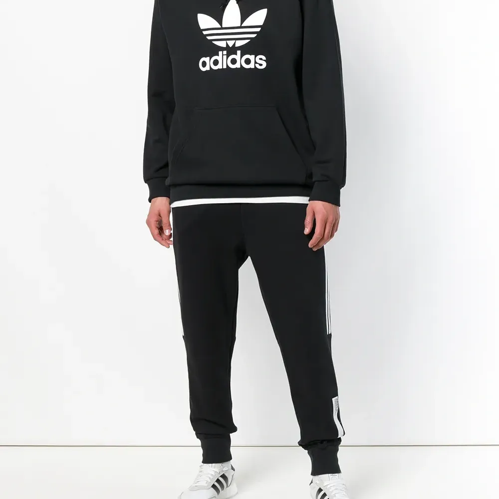 Толстовка с капюшоном и принтом логотипа