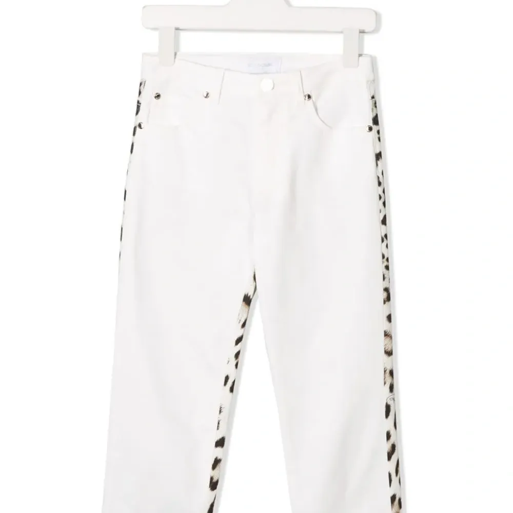 Белые джинсы с леопардовым принтом