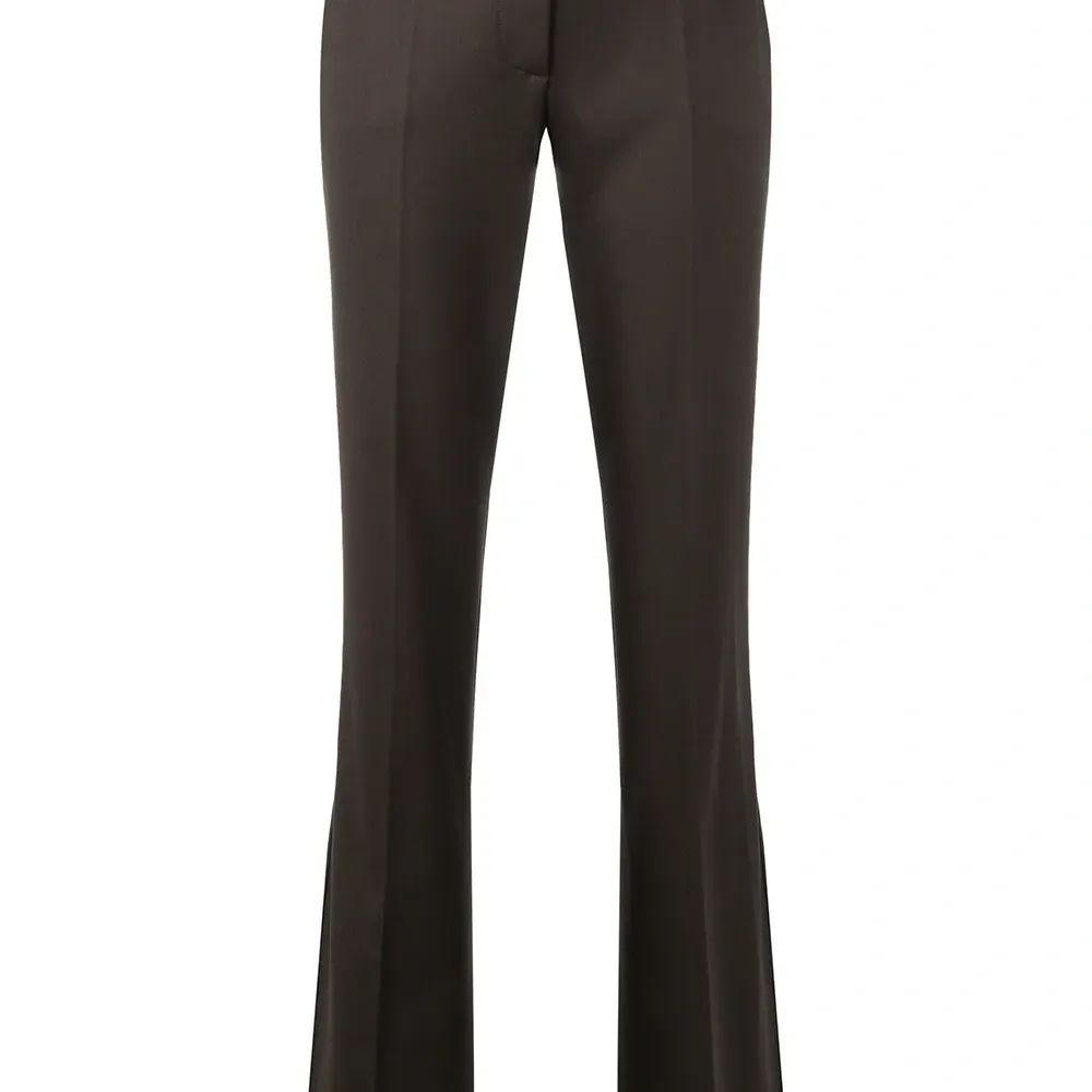 Слегка расклешенные брюки